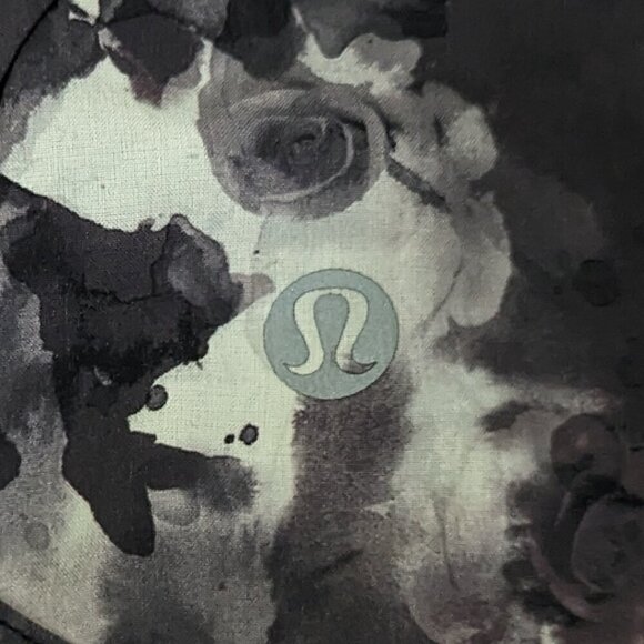 Lululemon Speed Short Lined Mini Obscurred Black Roses 10 - Picture 4 of 6
